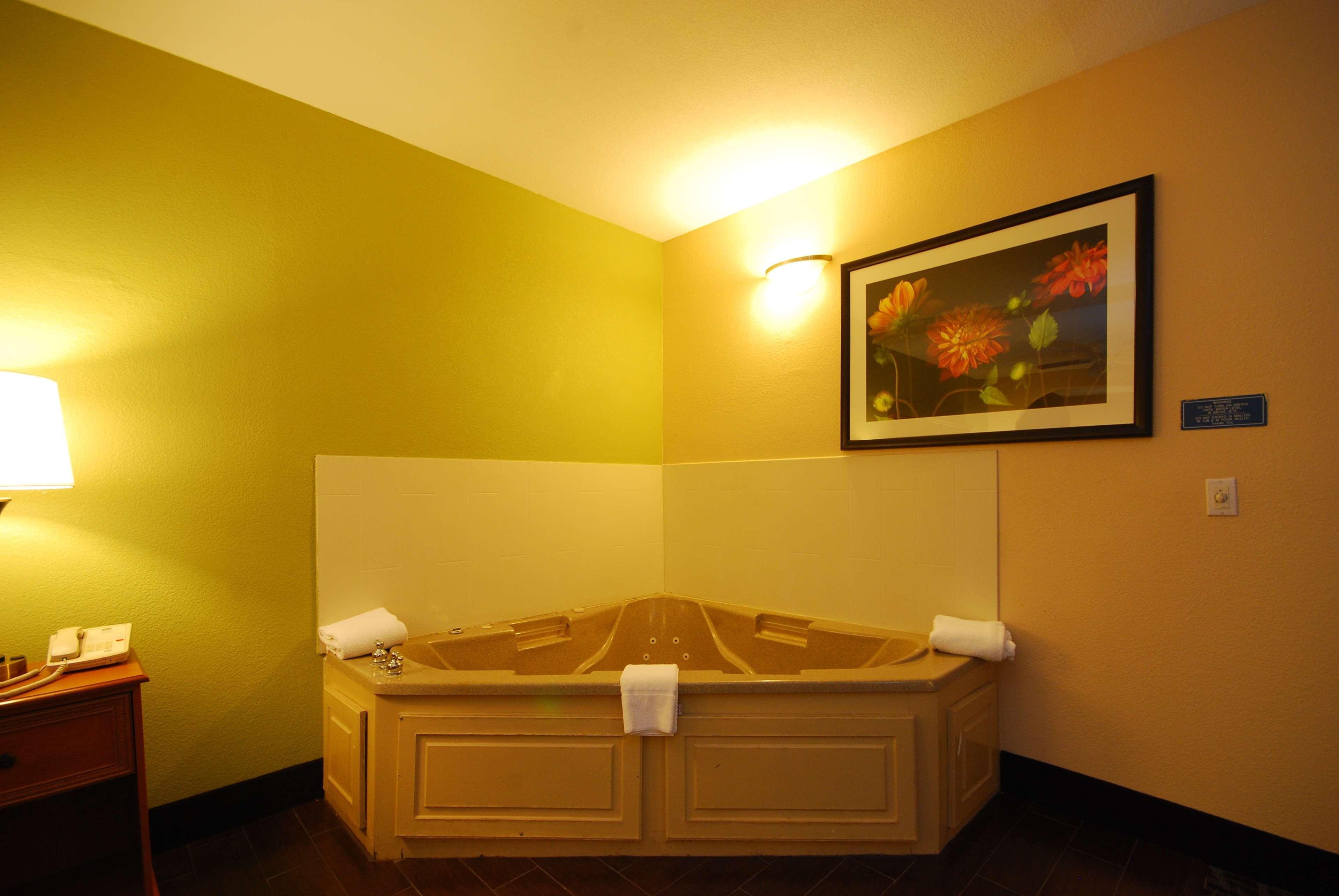 Best Western Plus Emerald Inn & Suites Гардън Сити Екстериор снимка