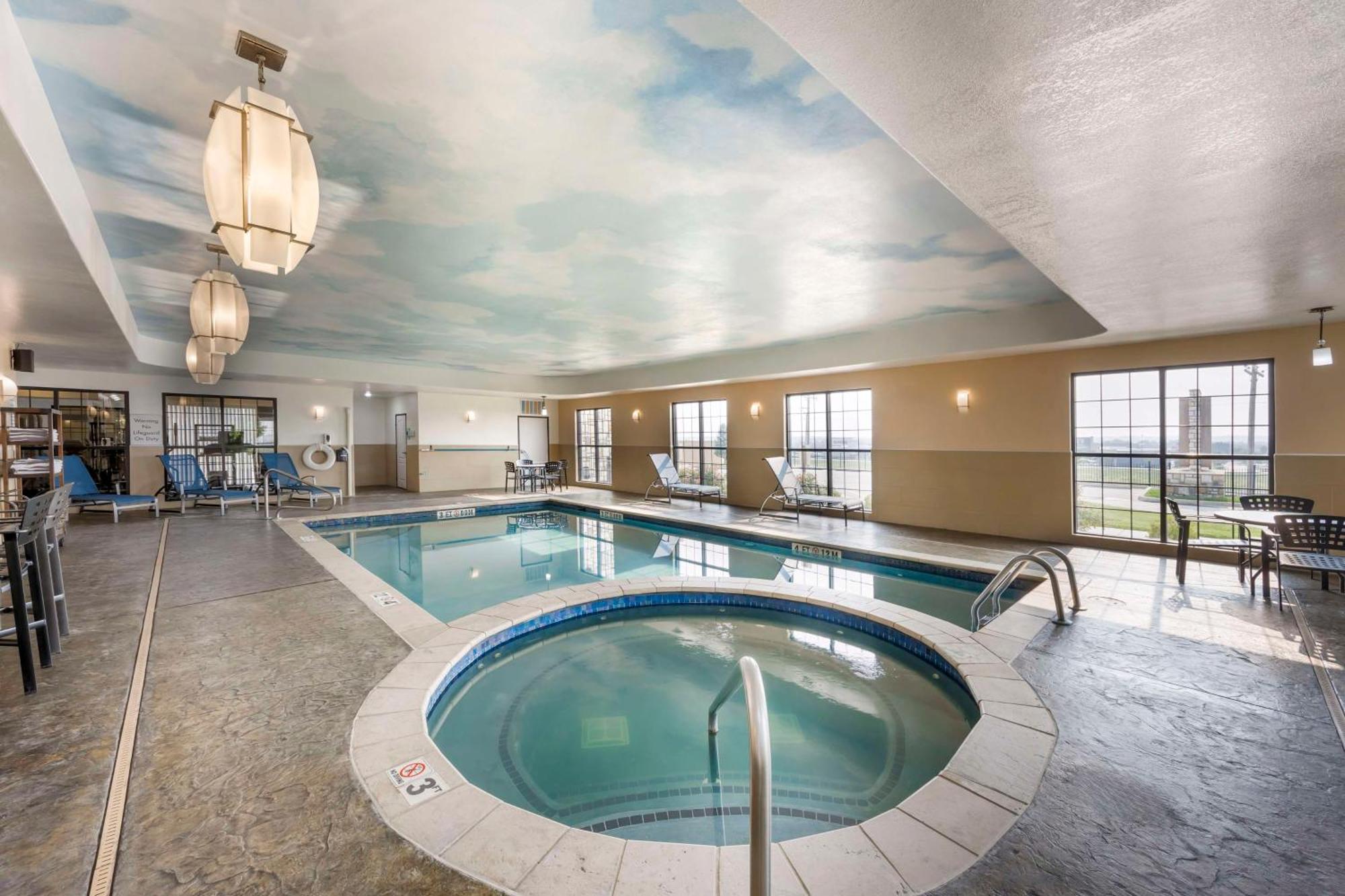 Best Western Plus Emerald Inn & Suites Гардън Сити Екстериор снимка