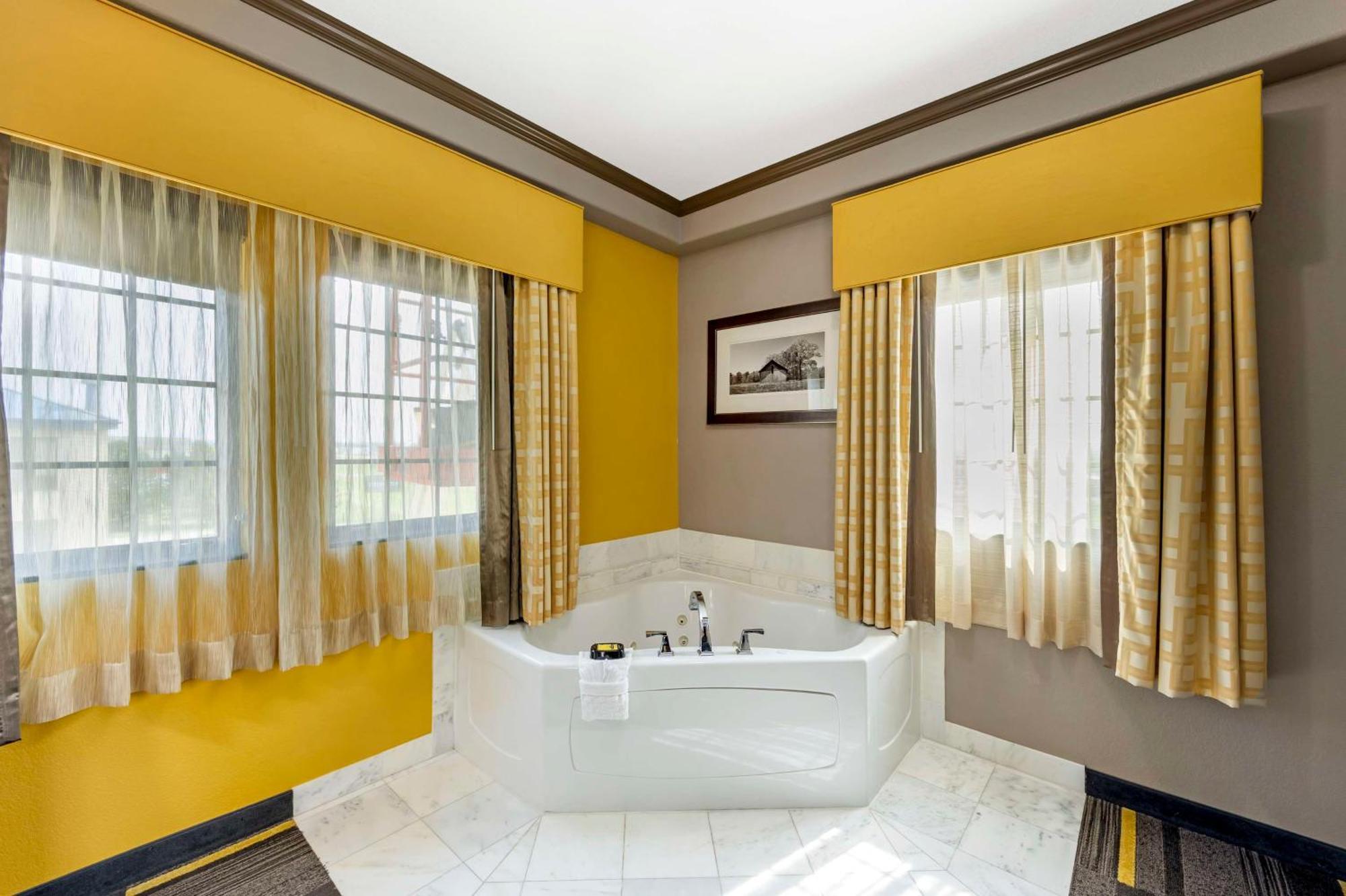 Best Western Plus Emerald Inn & Suites Гардън Сити Екстериор снимка